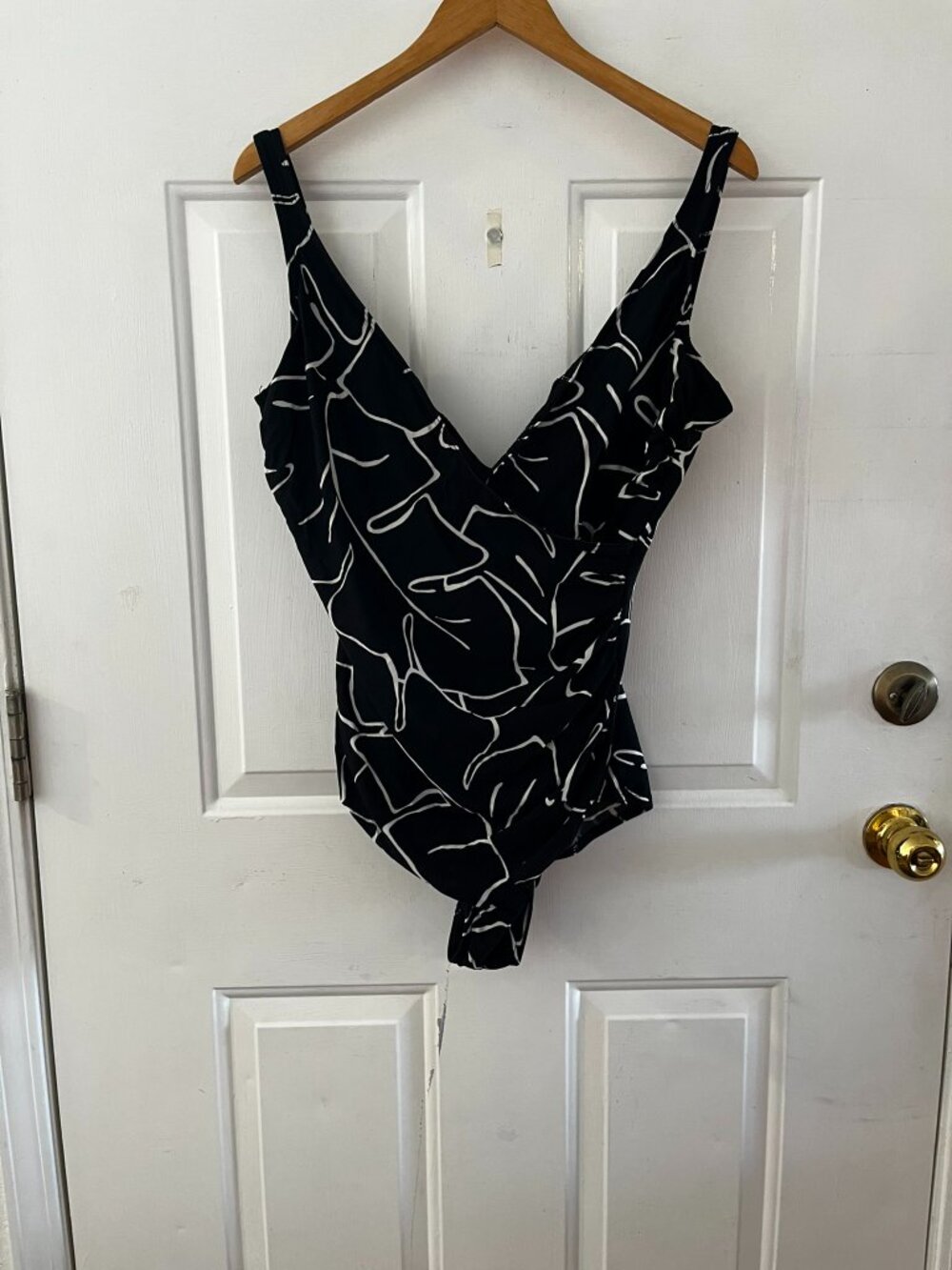 MiracleSuit Woman's Plus-Size Black Escape Padded Bra One-Piece Swimsuit Sz 18 - Picture 8 of 10